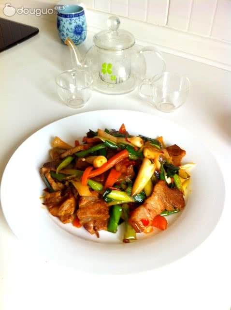 Stir fried pork with green garlic and carrot