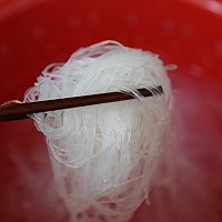 剁椒鸡翅+粉丝娃娃菜+筒骨菌汤+藜麦饭的做法图解24