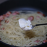 #浪漫七夕 共度“食”光#快手晚餐这样做～黑椒香肠奶酪意面的做法图解5