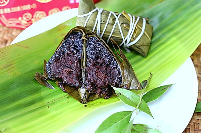清香乌米豆沙粽