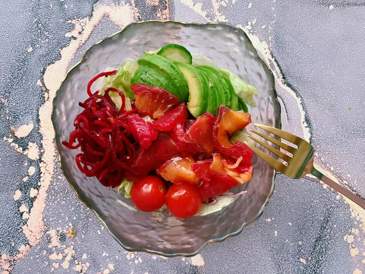 红菜头生腌三文鱼牛油果沙拉的做法