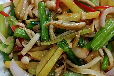 营养好吃又好做的芹菜白玉菇土豆条