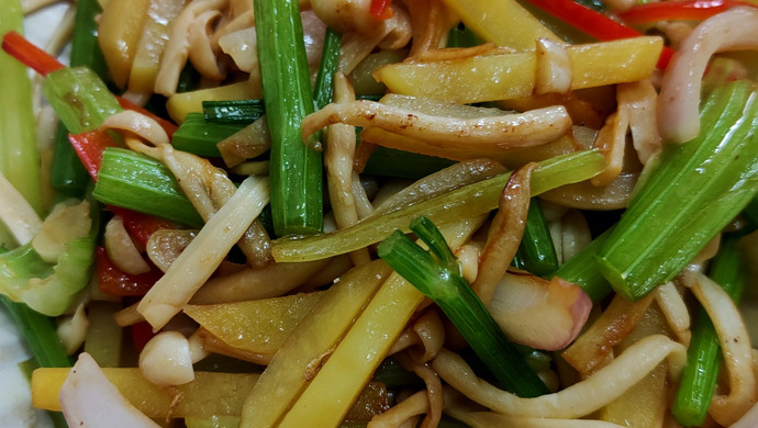 营养好吃又好做的芹菜白玉菇土豆条