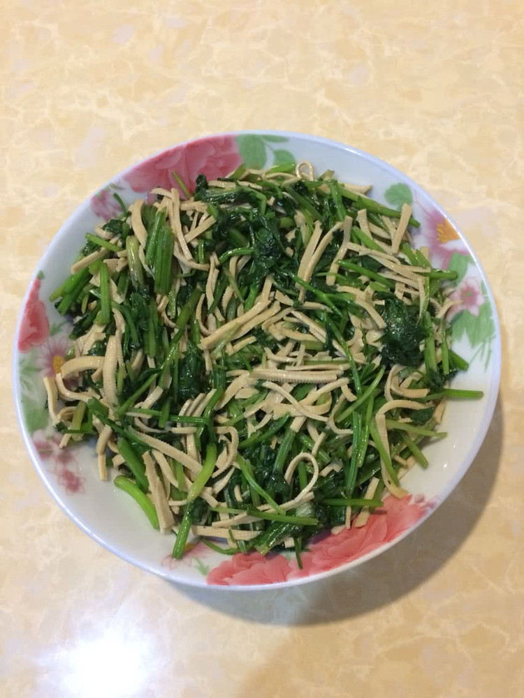 芹菜炒卜页的做法