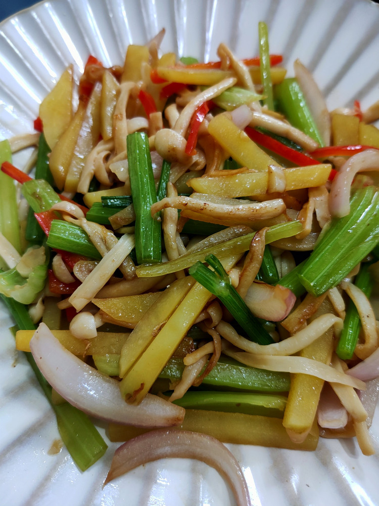 营养好吃又好做的芹菜白玉菇土豆条的做法
