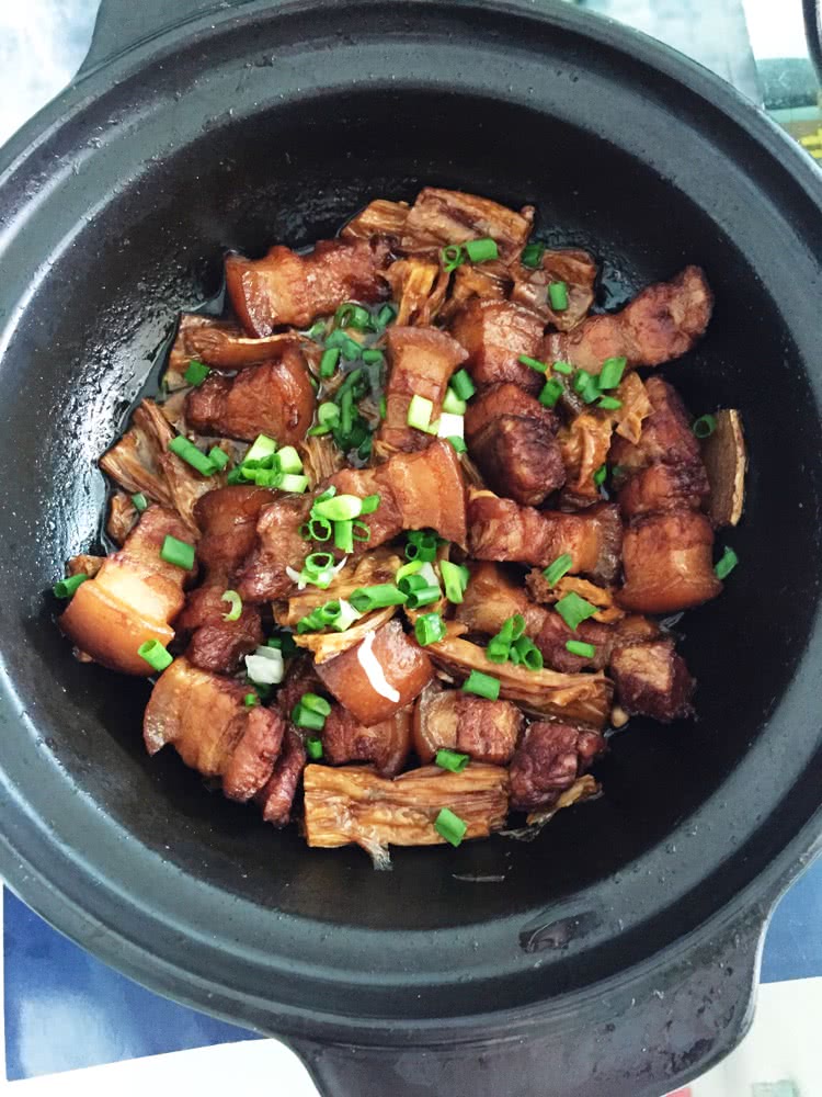 砂锅版蒜香腐竹红烧肉的做法图解6