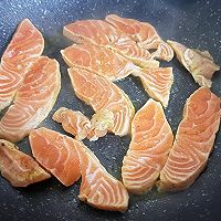 鲜掉眉毛的挪威三文鱼蛋炒饭的做法图解3