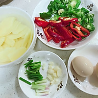 土豆片辣椒炒鸡蛋的做法图解1