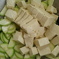 快速素食——豆腐炖角瓜木耳的做法图解1