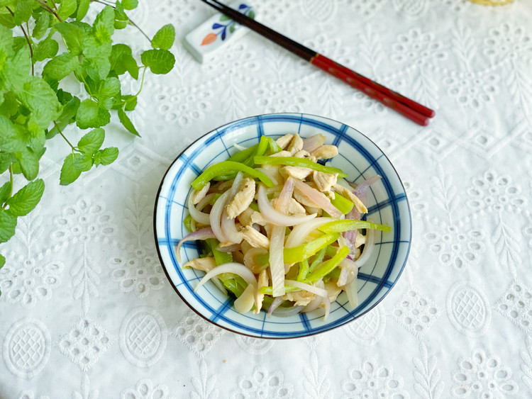 适合夏天的家常快手菜，洋葱青椒炒鸡肉的做法