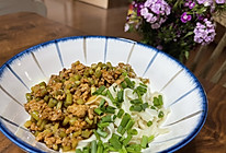 好吃到舔盘：蒜苔肉末拌面的做法