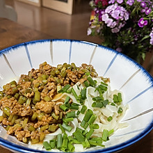 好吃到舔盘：蒜苔肉末拌面