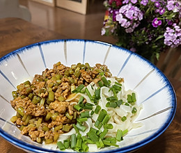 好吃到舔盘：蒜苔肉末拌面的做法