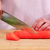 胡萝卜炒鱿鱼—迷迭香的做法图解1
