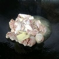 海鲜菇焖鸡肉的做法图解3