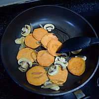 Sweet Potato Soup‖牛奶薯香蘑菇汤的做法图解3