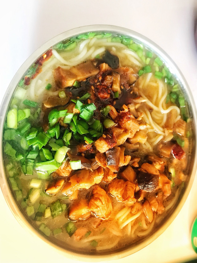 香菇鸡块米线的做法