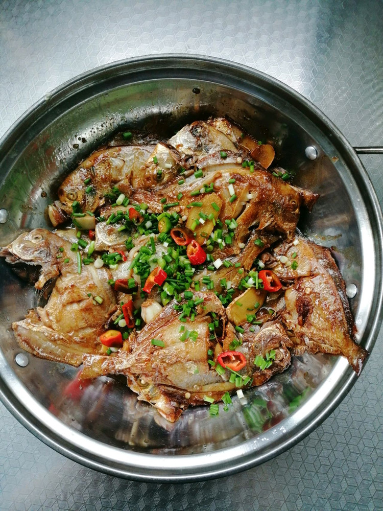 香辣小鲳鱼，简单易做，孩子能吃两碗饭的做法