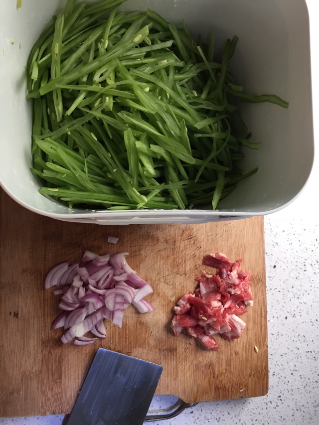 豆角炒羊肉的做法图解1