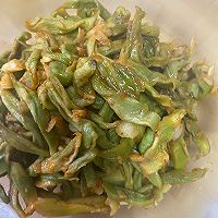 #葱伴侣豆瓣酱能蘸善炒#春天莴笋是丰收的季节、清炒莴笋干的做法图解9
