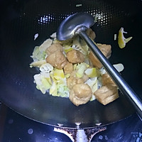 油豆腐焖笋的做法图解2