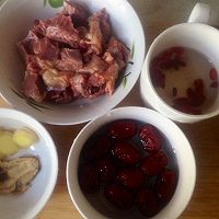 乳鸽滋补汤的做法图解1