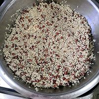 蛋黄腊肉红豆粽子的做法图解2
