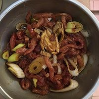 肉丝炒蒜薹的做法图解1