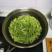 青椒炒豆角的做法图解1