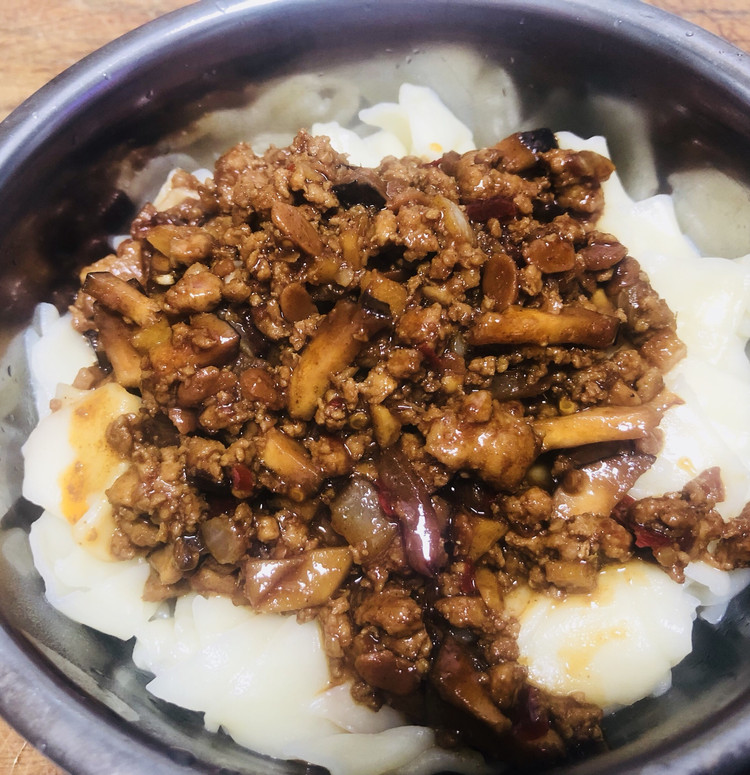 香菇肉丁炸酱面的做法