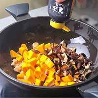 南瓜鸡胸香菇焖饭的做法图解8