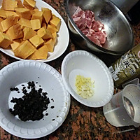 南瓜豆豉焖排骨的做法图解1