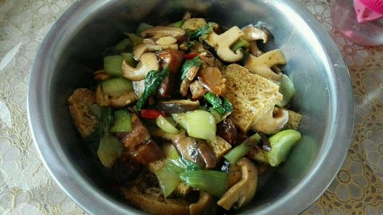 【简单】香菇面筋炖肉的做法
