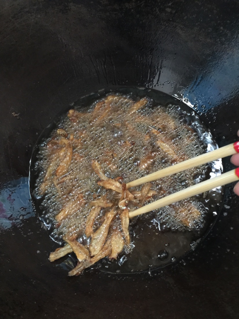 自制小零食～～麻辣小鱼儿的做法图解4