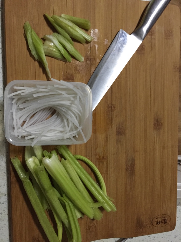 芹菜炒粉条的做法图解1