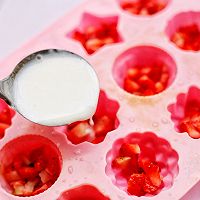 #精品菜谱挑战赛#少女风的草莓牛奶冻的做法图解11