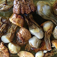 姬松茸炖排骨的做法图解1