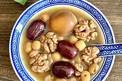 莲子核桃红枣鸡蛋汤
