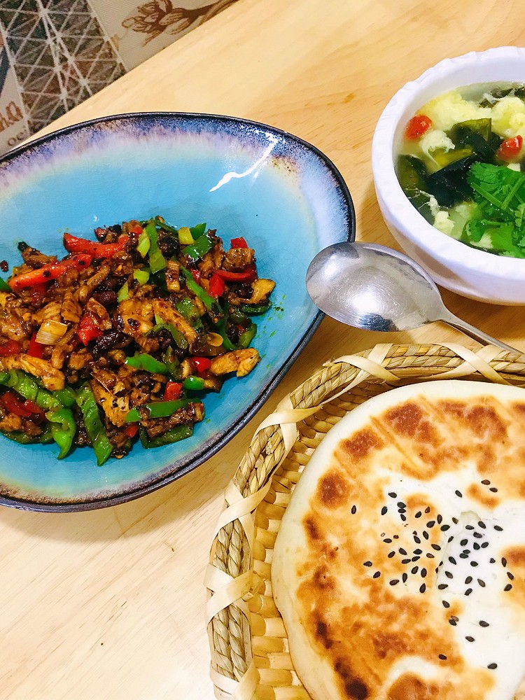 辣味豆豉炒肉夹饼的做法
