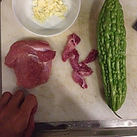 凉瓜炒肉的做法图解1