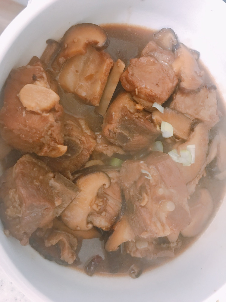 香菇炖排骨的做法