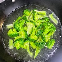 快炒西兰花的做法图解1