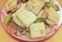 芹菜五花肉炖豆腐的做法