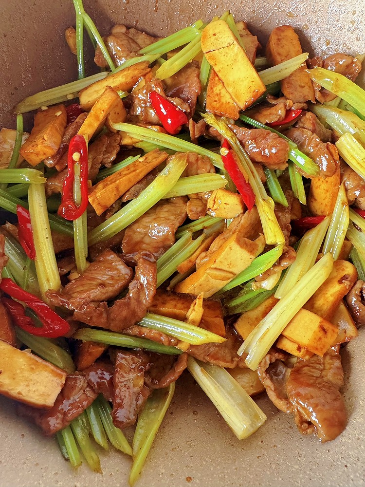 豆干炒牛肉的做法