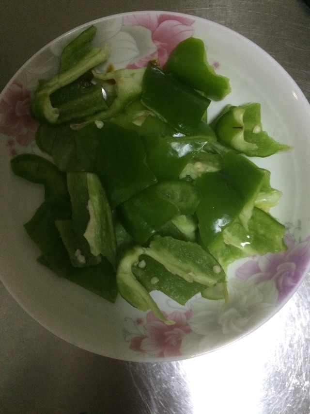 柿子椒炒土豆片的做法图解2