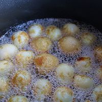 砂锅鹌鹑蛋的做法图解3