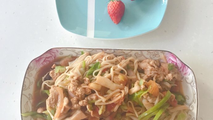 制作简单的蔬菜炒面