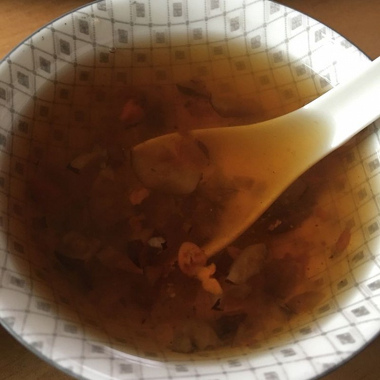 煲红枣枸杞桃胶的做法