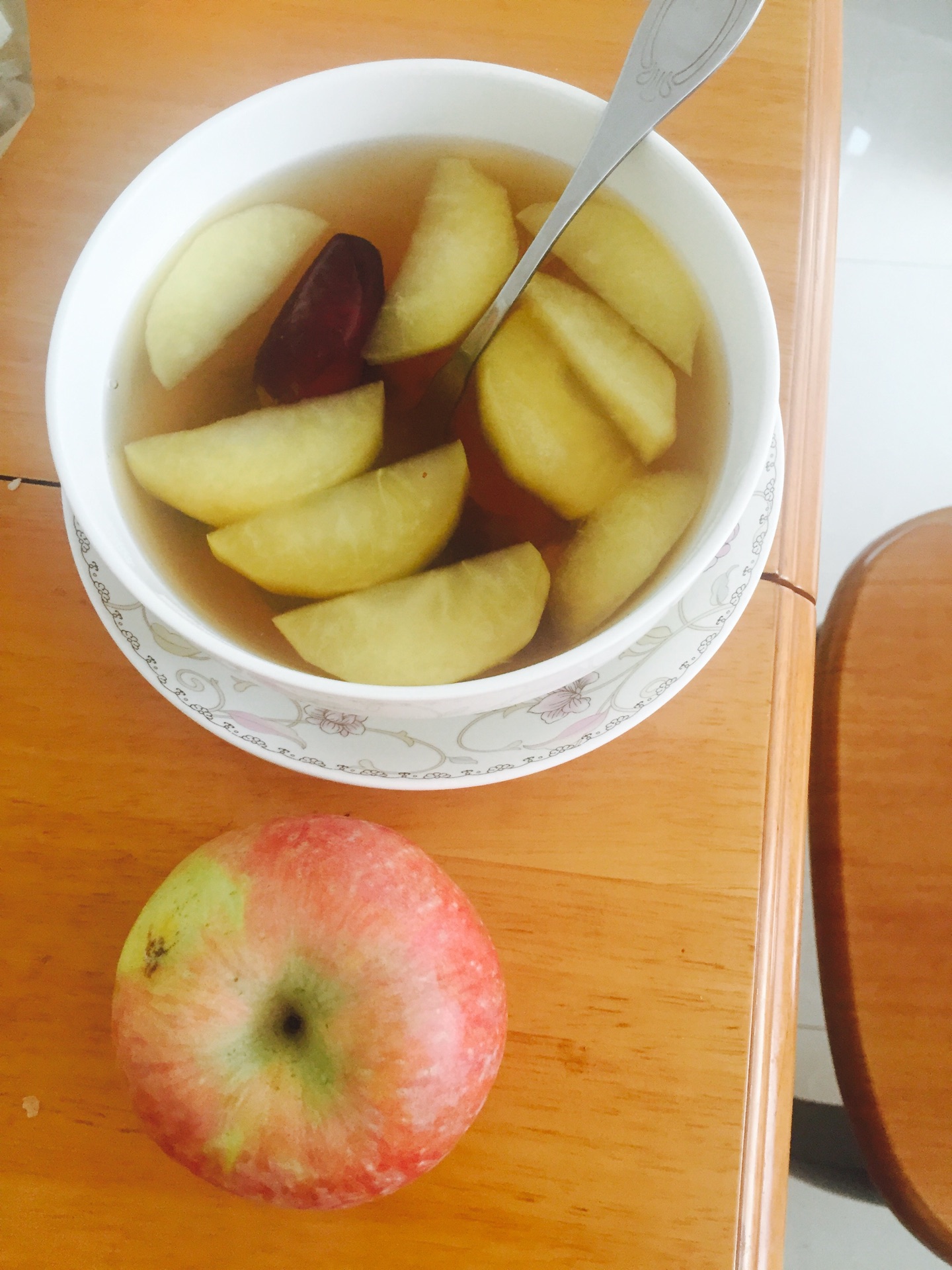 煮苹果的功效和作用是什么 煮苹果的禁忌是什么 _八宝网