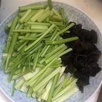 芹菜木耳肉丝的做法图解5